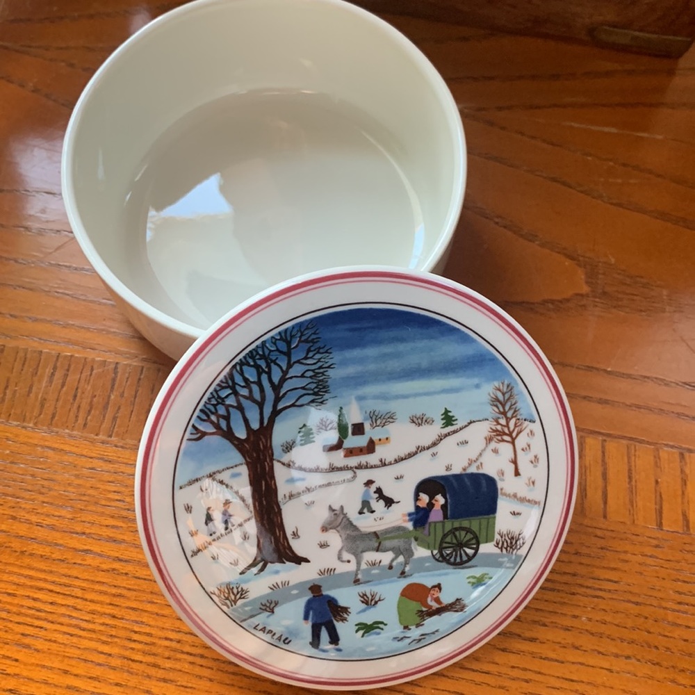 Round porcelain trinket box